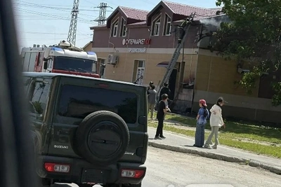 Пожар в магазине в Луговом: огонь перекинулся на крышу