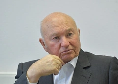 Война с Доренко, долларовые активы жены и любимые пчелы: чем запомнился Юрий Лужков