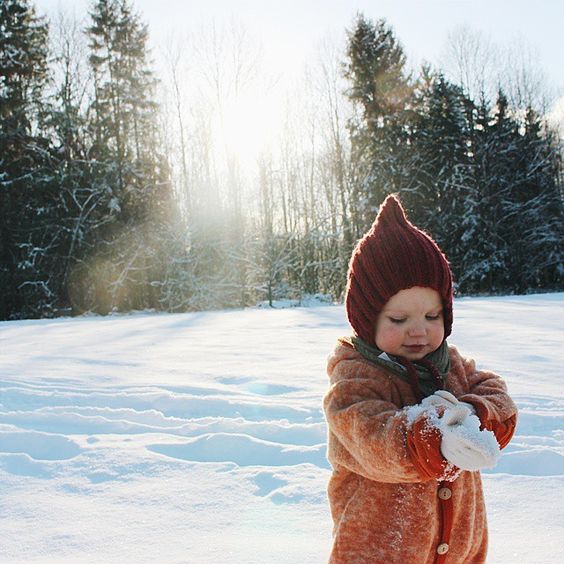 В коляске и на санках: как одевать малыша на прогулку в мороз