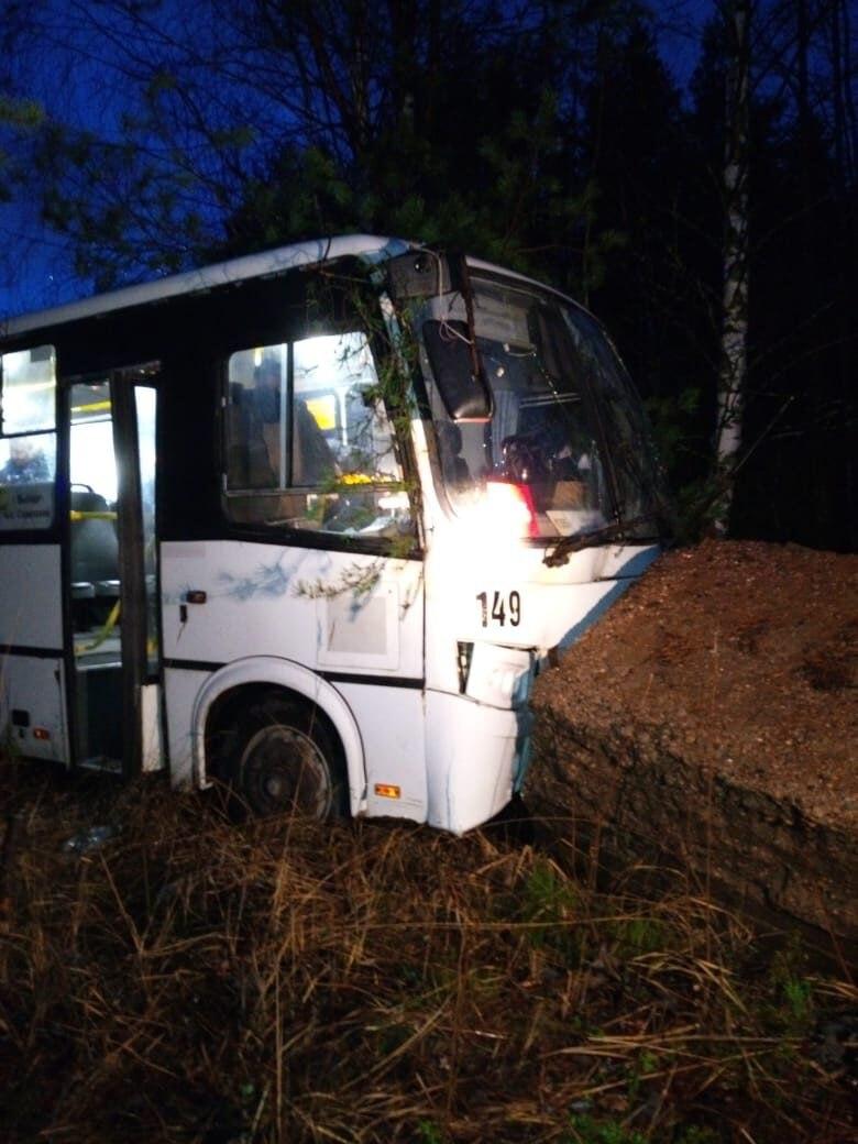 Автобус под Выборгом могли отправить в кювет отказавшие тормоза. Показываем валун, вставший на его пути