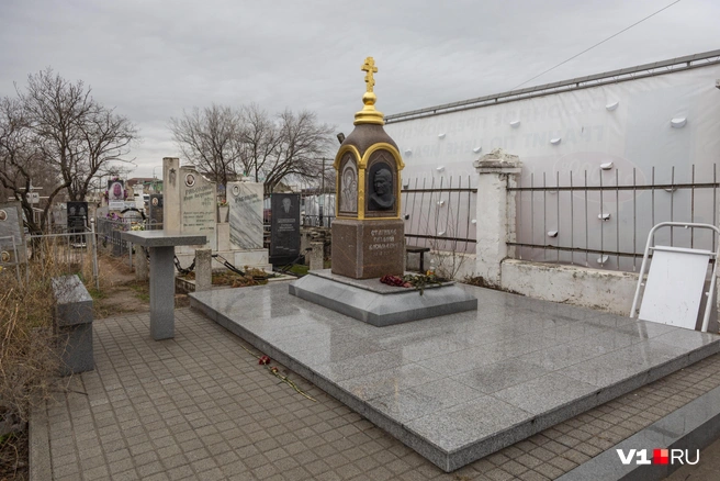 Могила Виталия Старикова на старом Ворошиловском кладбище. Напротив нее&nbsp;— могила Виталия Нестерова | Источник: Константин Завриков / V1.RU