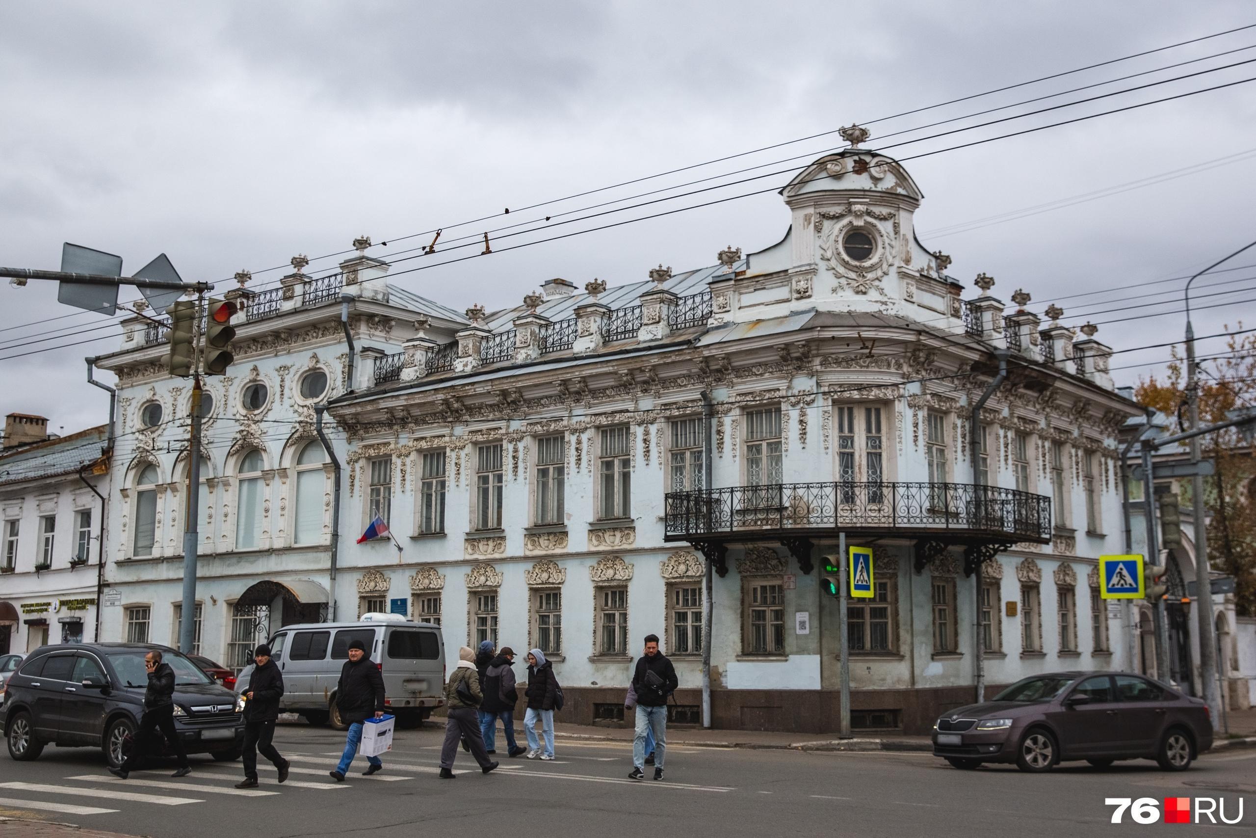Лепнина и просторный угловой балкон: в центре Ярославля продают бывший купеческий особняк