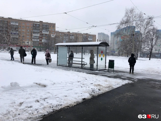 Люди на остановке слышали сирены, но не волновались | Источник: Алексей Ногинский / 63.RU