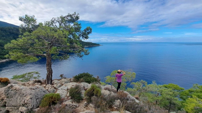 Тропа достаточно хорошо утоптана, но иногда теряется на скальных участках | Источник: Евгений Рубе
