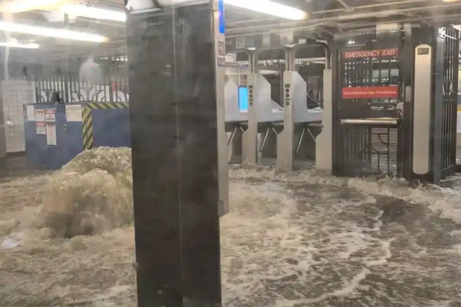 Вода затопила станцию метро Манхэттена | Источник: Reuters