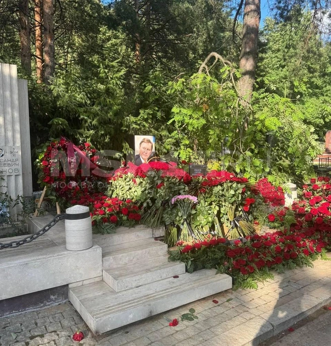 Некрополь Иванова на Троекуровском кладбище усыпан цветами | Источник: Алина Мельникова / MSK1.RU, СтарХит