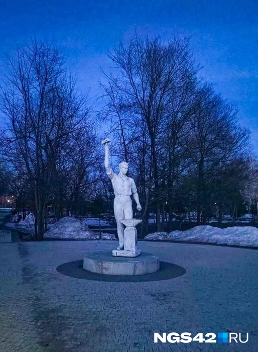Скульптура «Кузнец» белеет во мраке на фоне рыхлого снега. К сожалению, впотьмах разглядеть ее можно только вблизи | Источник: Елена Гуськова / NGS42.RU