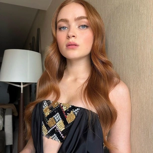 Прическа с локонами и легкий макияж: идея модного образа от Сэди Синк на Critics Choice Awards 2023