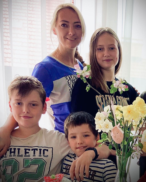 Все в новую семью: муж Анастасии Макеевой все еще не платит алименты на троих детей