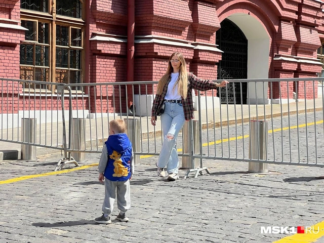 Для жаждущих сделать фото у площади ограждения — не помеха | Источник: Елена Халматова / MSK1.RU