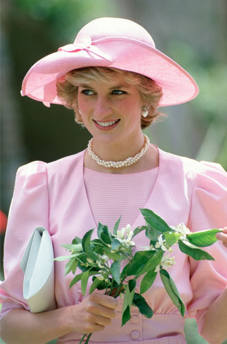 1985Супруга принца на Сицилии в платье Catherine Walker и шляпе John Boyd, 30 апреля 1985 года.