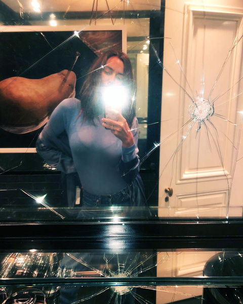 Плохая примета: Шейк сфотографировалась в разбитом зеркале