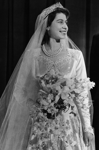 ЕлизаветаСпециально для принцессы Лилибет уважаемый при дворе флорист Мартин Лонгман создал великолепный струящийся каскад из белых орхидей и веточек мирта, сорванных с того же куста, что был посажен во времена королевы Виктории.