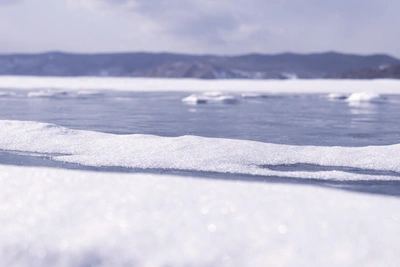 Восемь человек погибли при провале УАЗа под лед на Байкале