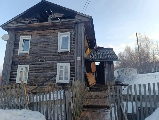 Пожар произошел в этой двухэтажке | Источник: Министерство территориальной безопасности Пермского края / Vk.com