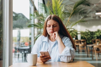 «Я одна, у меня нет подруг. Почему девушки сливаются, пообщавшись со мной?»