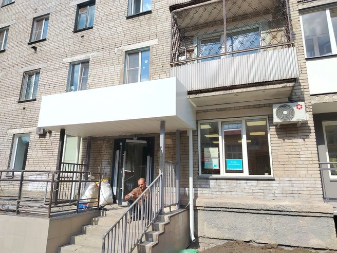 Мужчина возмущён высотой козырька входной группы | Источник: читатель НГС