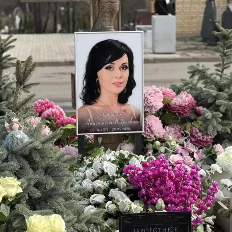 Разговаривает с любимой и тихо плачет: Петр Чернышев не сдержал эмоций у могилы Анастасии Заворотнюк