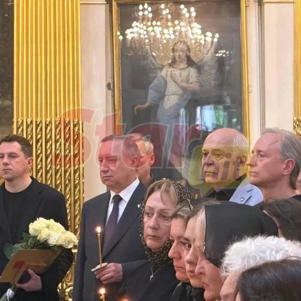 В толпе журналисты заметили губернатора Санкт-Петербурга Александра Беглова (со свечой) и актера, общественного деятеля Николая Бурова (в голубом пиджаке) | Источник: StarHit.ru