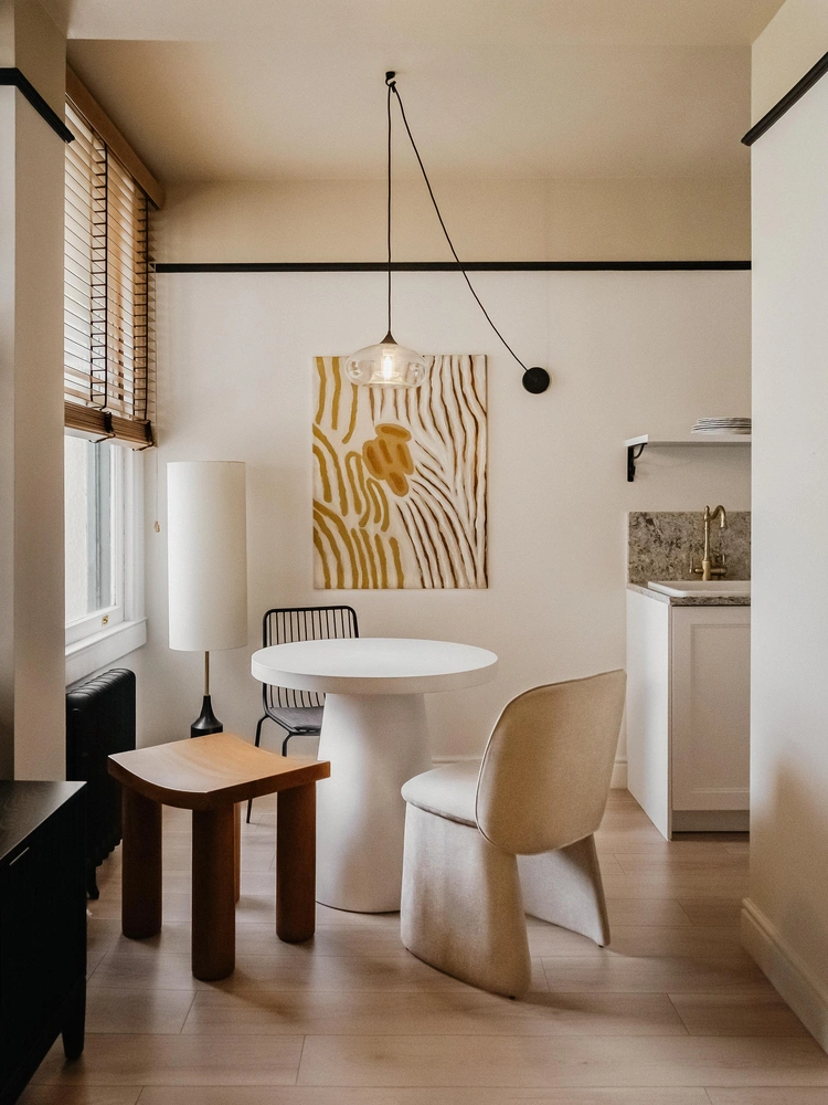 Обеденная зона. Кресло, табурет, торшер — все, Westelm. Акцентная картина на стене написана дочерью заказчиков. | Источник: Азат Рашит Сириазев, Виталина Ворошкевич