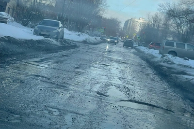 Асфальт в Омске сошел вместе с тающим снегом