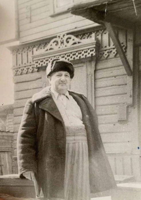 Абрам Давыдович - свёкор Риты Исаевны - на фоне дома | Источник: предоставлено Ритой Исаевной