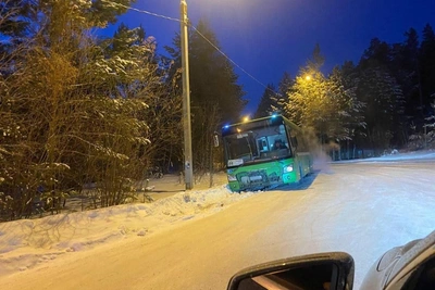 Irkutsk Bus No. 44 Veers Into Ditch Due to Poor Road