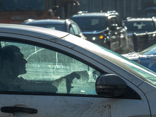 Картографические сервисы сообщают о пробке длиной более 10 километров. | Источник: Михаил Огнев / FONTANKA.RU