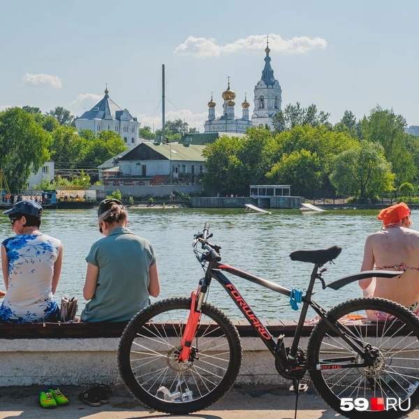 Мотовилихинский пруд: вид с пляжа на Свято-Троицкий Стефанов монастырь | Источник: Тимофей Калмаков / 59.RU