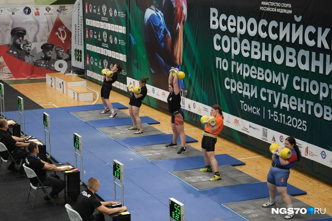 Выступают спортсменки группы А — участники, которые показали 6 лучших результатов сезона в определённой дисциплине | Источник: Варвара Фролова / NGS70.RU