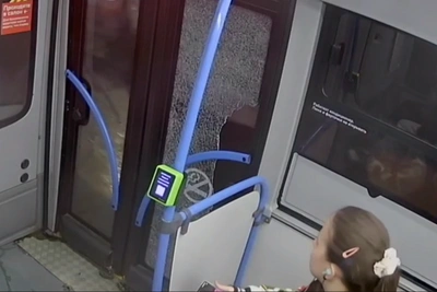 Подростки в Челябинске разбили пять автобусов камнями