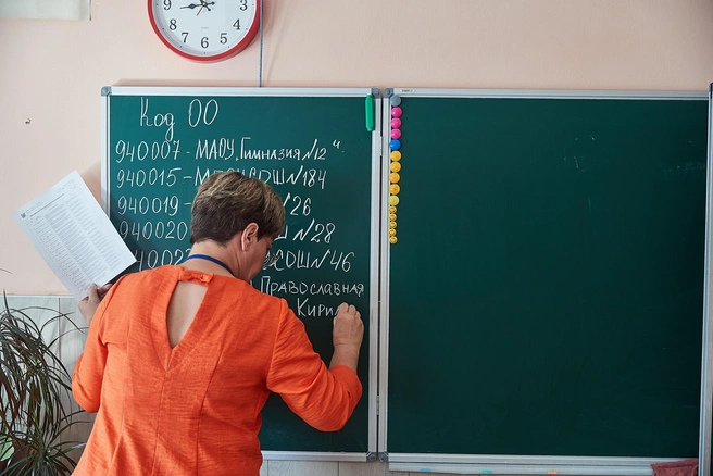 В каждой аудитории есть педагог, который помогает школьникам с заполнением всех бланков | Источник: Александр Ощепков / NGS.RU