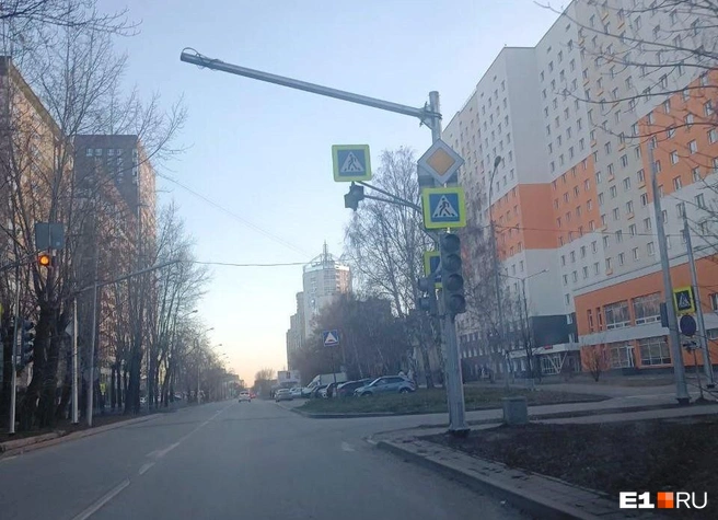 А этот светофор установили возле школы и студенческих общежитий | Источник: читатель E1.RU