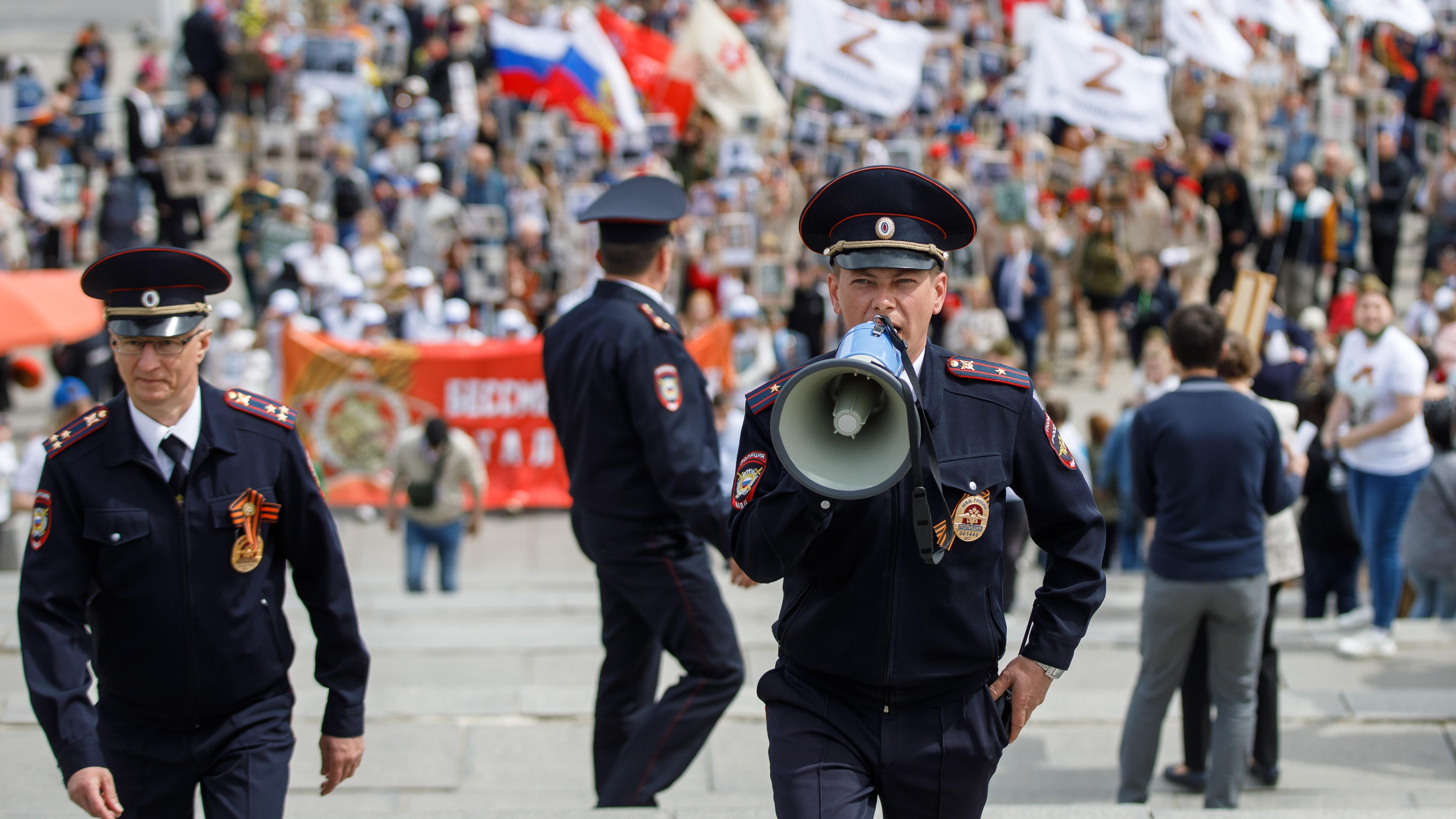 «Слишком много влияющих факторов». В Волгограде ждут сигнала из центра по проведению «Бессмертного полка»
