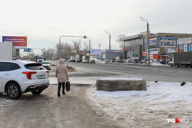 Видно, что дорога здесь накатана, но в целом проезду мешают бетонный блок и бордюр | Источник: Михаил Шилкин