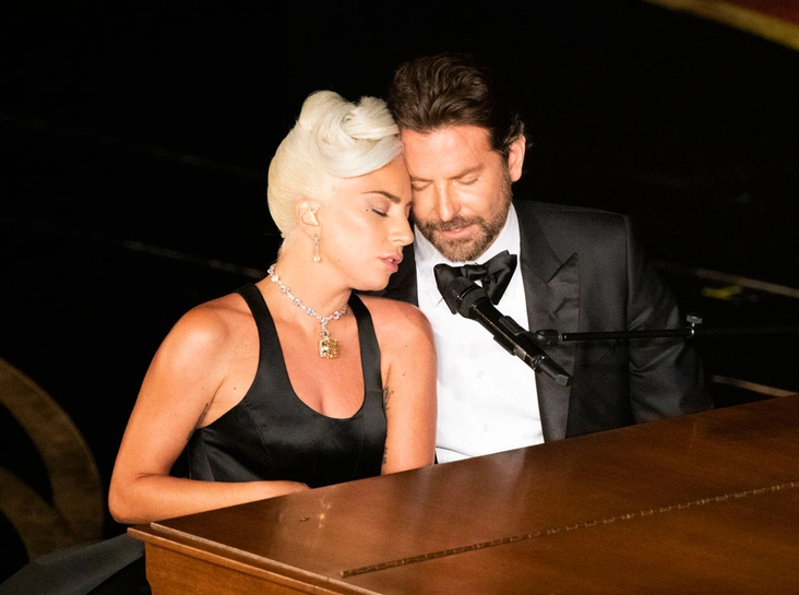 Леди Гага и Брэдли Купер во время выступления на церемонии Оскар-2019