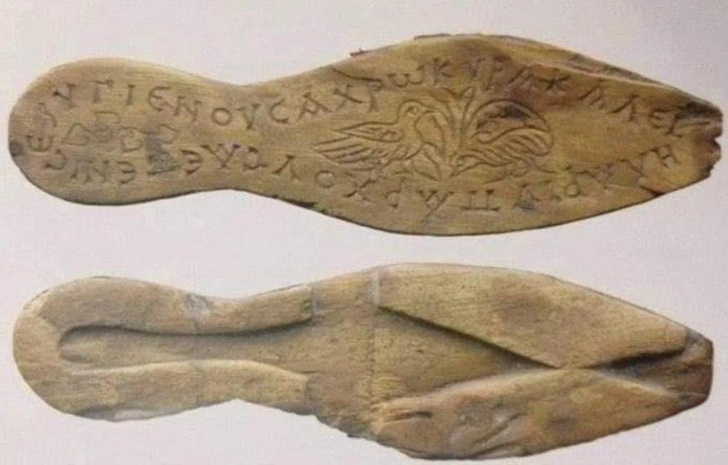 Посмотрите на женские сандалии из Византии: что написал на подошве древний сапожник?