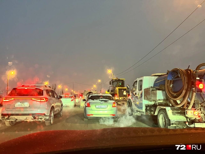 Стоят машины во всех полосах, даже в автобусной  | Источник: читатель 72.RU 