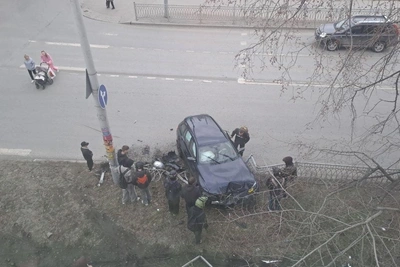 В Екатеринбурге легковушка влетела в забор после неудачного дрифта