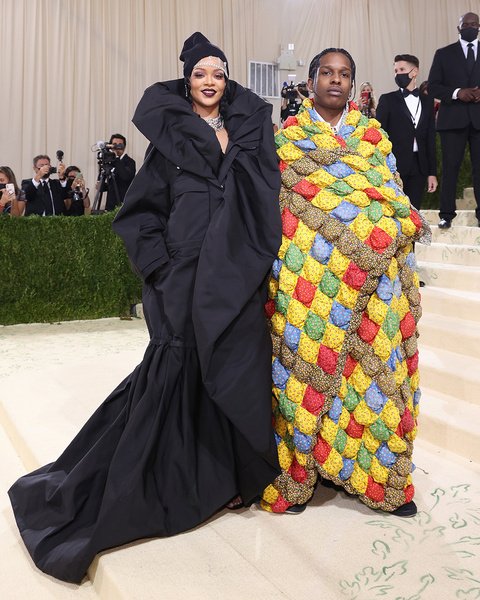 Два пуховых одеялка: образы Рианны и ее бойфренда на Met Gala стали мемом