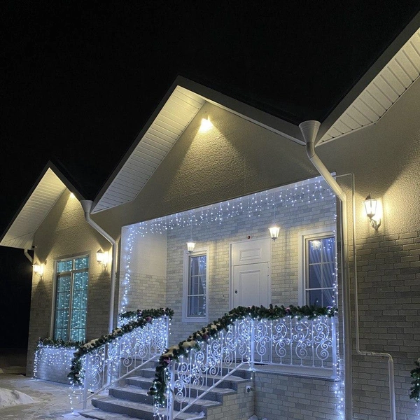 Гирлянд, как говорится, много не бывает. Украсить можно не только козырек, но и перила на лестнице | Источник: Марина Решетняк