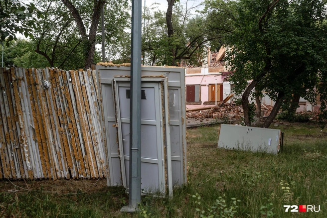 Работы начались в начале июня. Сначала демонтировали окна и двери | Источник: Ирина Шарова / 72.RU