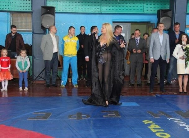 На Украине певица выступила перед детьми без нижнего белья | ya62.ru