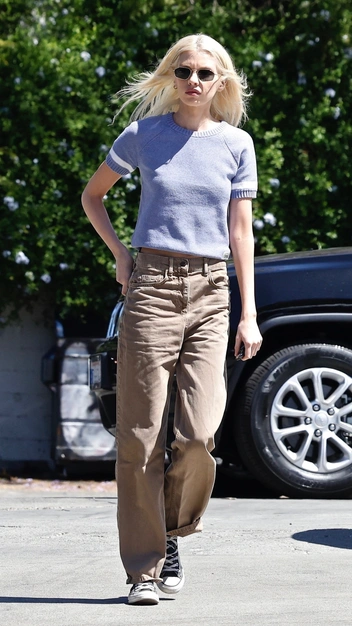 Стелла Максвелл надела джинсы самого модного оттенка сезона | marieclaire.ru