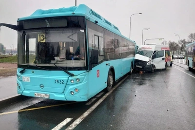 Маршрутка врезалась в два автобуса на Пулковском