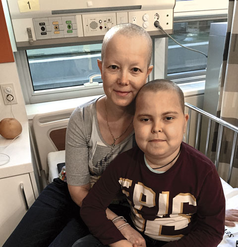 Фото сын трахнул мать раком