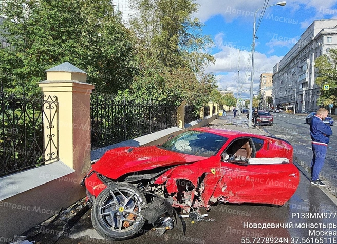 Спорткар Ferrari попал в ДТП в центре Москвы — видео | Источник: канал «Дептранс. Оперативно»