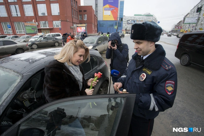 Автоинспекторы поздравили женщин на площади Ленина в Новосибирске c 8