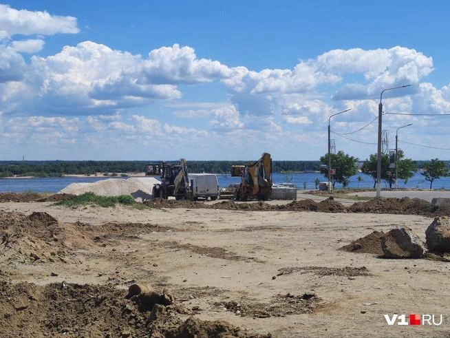 Прокуратура выяснит, насколько законно организована платная парковка на этом участке | Источник: Денис Паустовский / V1.RU