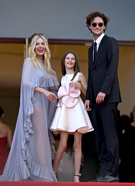 Сиенна Миллер со старшей дочерью и Оли Грин | Источник: Соцсети